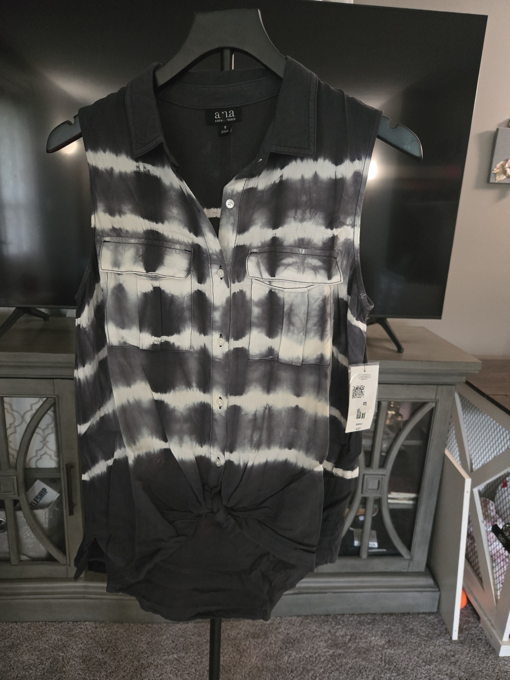 NWT-a.n.a Black & White Tie-Dye Sleeveless Button-Front Top